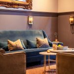 Hotellin aula on kauniisti sisustettu