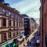 Vierashuoneista on näkymät joko kävelykadulle