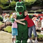 Lapset halaavat lohikäärmettä Legolandissa