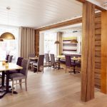 Hotellin ravintolasali on viihtyisä ja rustiikkinen