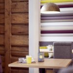 Hotellin ravintolasali on viihtyisä ja rustiikkinen