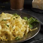 Hotellin ravintola tarjoilee iltapalaa ja illallista