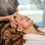 Rentouttava päähieronta