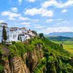 Rondan valkoisia taloja jylhillä kallioilla