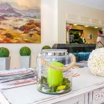 Hotellin vastaanotto ja aula