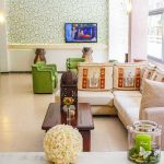 Hotellin vastaanotto ja aula