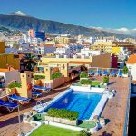 Hotellin kattoallas ja aurinkoterassi