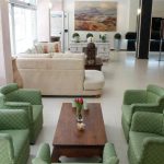 Hotellin vastaanotto ja aula