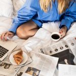 Voit nauttia päivän lehdestä ja aamiaisesta huoneessasi