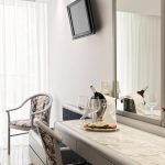 Huoneesta löytyy kirjoituspöytä