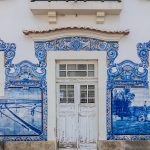 Aveiron vanhan rautatieaseman upeat eri sinisen sävyn kuviolliset laatat