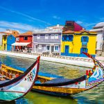 Värikkäitä Moliceiros-veneitä Aveiron läpi virtaavassa kanavassa