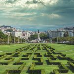 Parque Eduardo VII-puisto geometrisine pensaskuvioineen Lissabonin keskustassa