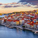 Porton kaunis kaupunki auringonlaskun värityksessä