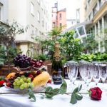 Ravintolan herkuista voit nauttia myös sisäpihan terassilla