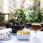 Ravintolan herkuista voit nauttia myös sisäpihan terassilla