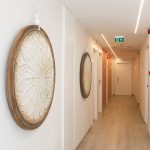 Hotel Casual Inca Porto, huonekäytävä inka-tyylisin koristein