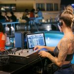 Allasbaarissa voit istua iltaa musiikista nauttien