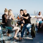 Allasbaarissa voit istua iltaa musiikista nauttien