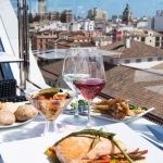 Hotellin kattobaari ja -allasalue