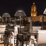 Hotellin kattobaari ja -allasalue