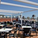 Hotellin kattobaari ja -allasalue