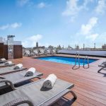 Hotellin kattobaari ja -allasalue