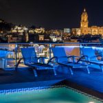 Hotellin kattobaari ja -allasalue