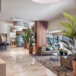 Hotellin aula ja vastaanotto