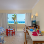 Perhesviitti merinäköalla