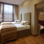 Neljän hengen huone