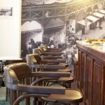 Hotellin aamiainen tarjoillaan viereisessä kahvilassa