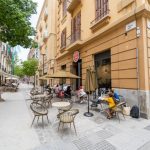 Hotellin aamiainen tarjoillaan viereisessä kahvilassa