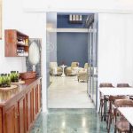 Hotellin aamiainen tarjoillaan viereisessä kahvilassa