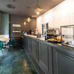 Hotellin aamiainen tarjoillaan viereisessä kahvilassa