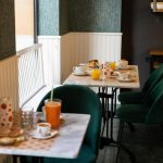 Hotellin aamiainen tarjoillaan viereisessä kahvilassa