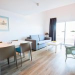 Kahden makuuhuoneen huoneisto osittaisella merinälöalla