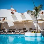 Toinen hotellin allasalueista