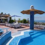 Toinen hotellin allasalueista