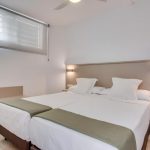 Yhden makuuhuoneen huoneisto terassilla