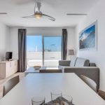 Yhden makuuhuoneen huoneisto terassilla