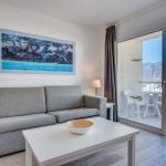 Yhden makuuhuoneen huoneisto osittaisella merinäköalalla