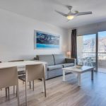 Kahden makuuhuoneen huoneisto terassilla