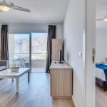 Yhden makuuhuoneen huoneisto osittaisella merinäköalalla