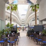 Hotellin sisältä löytyy pieni ostoskeskus