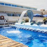 Toinen hotellin allasalueista