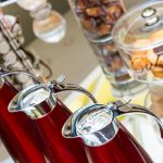 Hotelli tarjoaa pientä purtavaa ja virvoitusjuomia maksutta