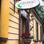 Vehverments Bar & Tostadas -ravintolan sisäänkäynti Pärnussa