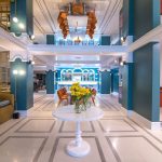 Hotellin aulatiloja ja vastaanotto