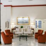 Hotellin vastaanotto ja aula